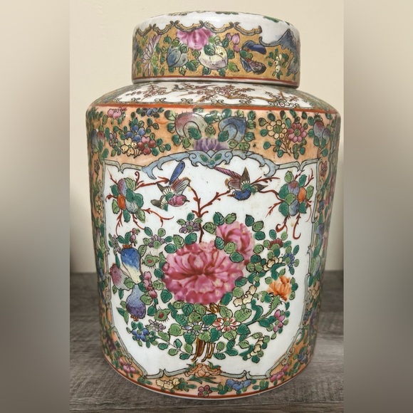 Vintage Rose Medallion Ginger Jar/Urn. - Picture 3 of 5